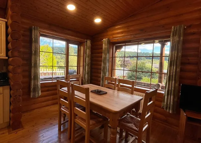 Countryside 3 Bedroom Log Cabin With Private Hot Tub - Ash