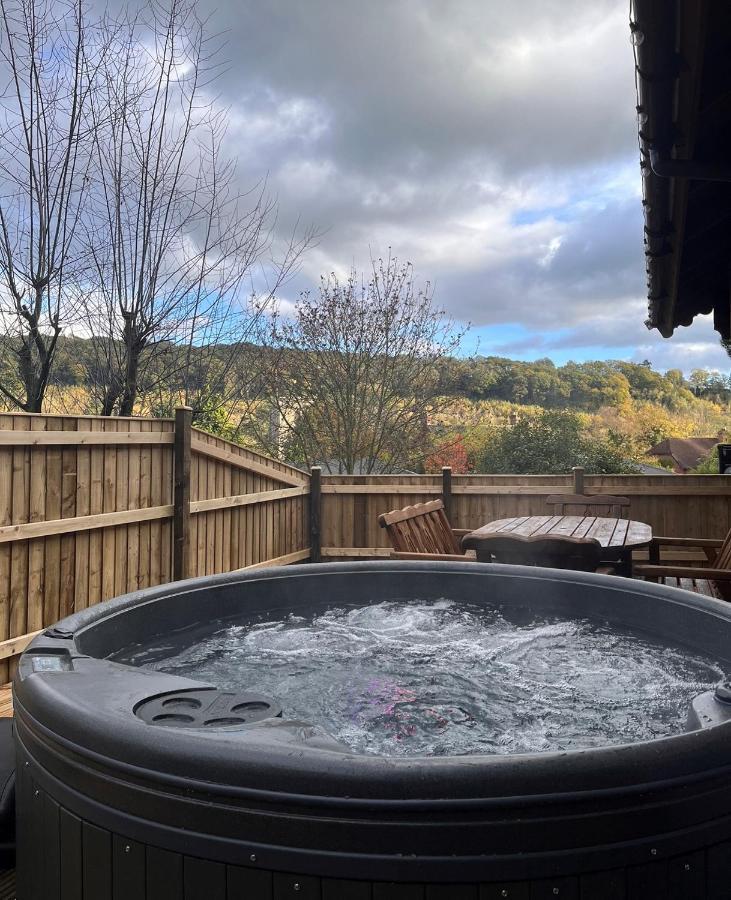 Countryside 3 Bedroom Log With Private Hot Tub - Ash * Леминстер