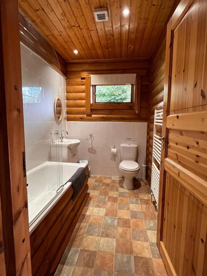 Апартаменты Countryside 3 Bedroom Log With Private Hot Tub - Ash *
